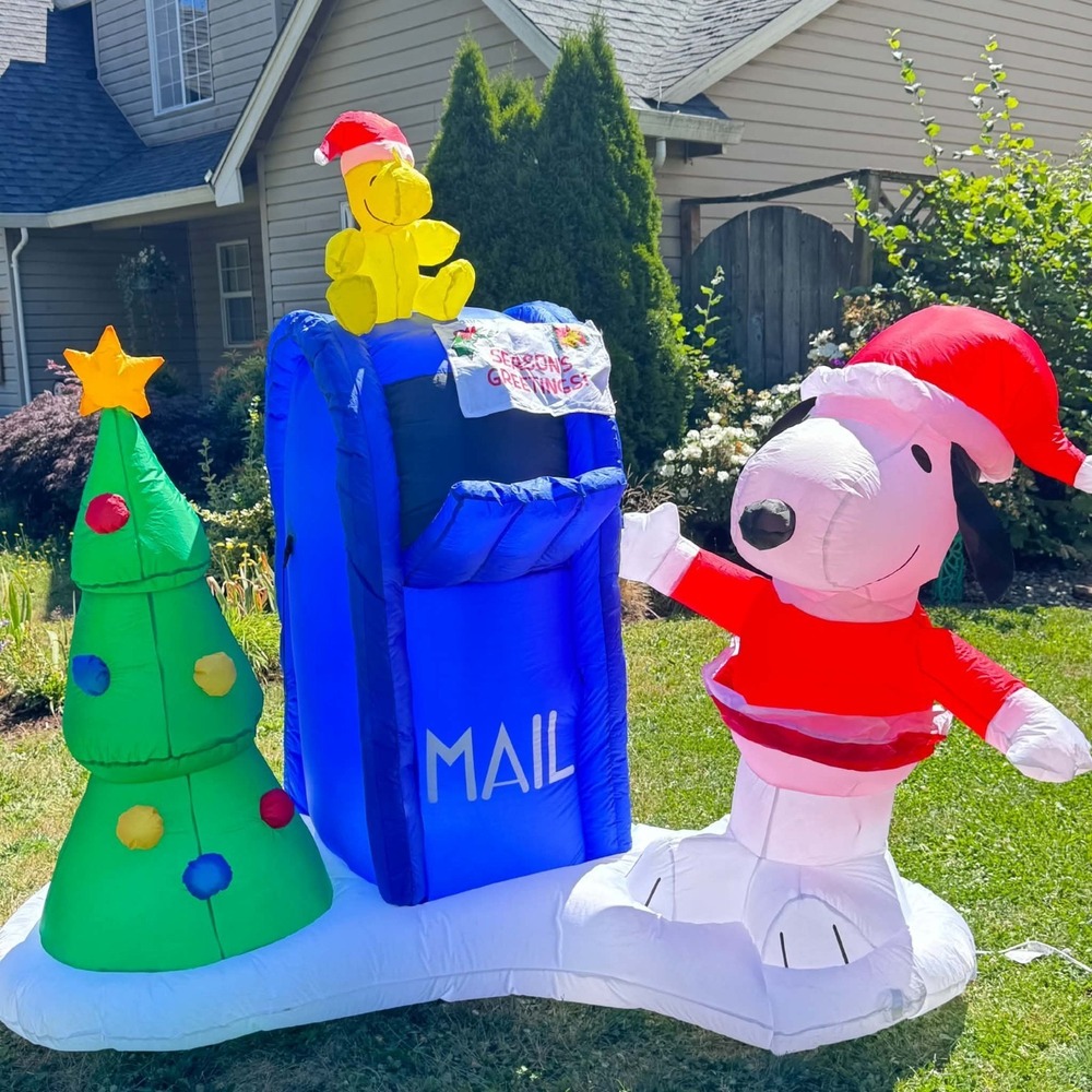 Gemmy Christmas Airblown Inflatable Snoopy and Woodstock w/Mailbox Scene Peanuts